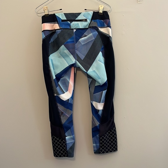 Athleta Geo Sonar train run Capri Leggings with mesh blue geometric print Size S - Picture 8 of 12